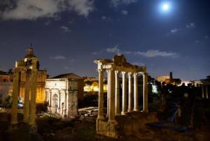 458501262-picture-shows-the-roman-forum-at-night-with-the-moon.jpg.CROP.promovar-mediumlarge